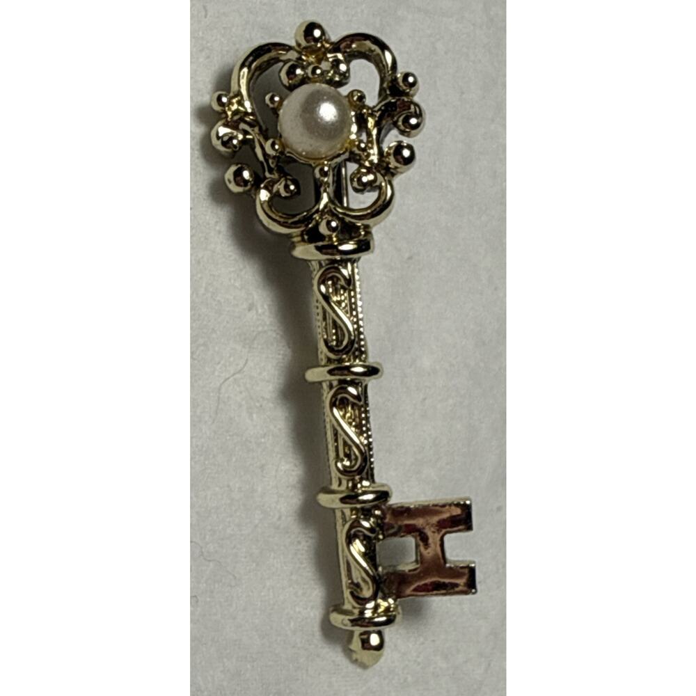 Vintage Gold Tone Key Faux Pearl Detail Brooch PB146
